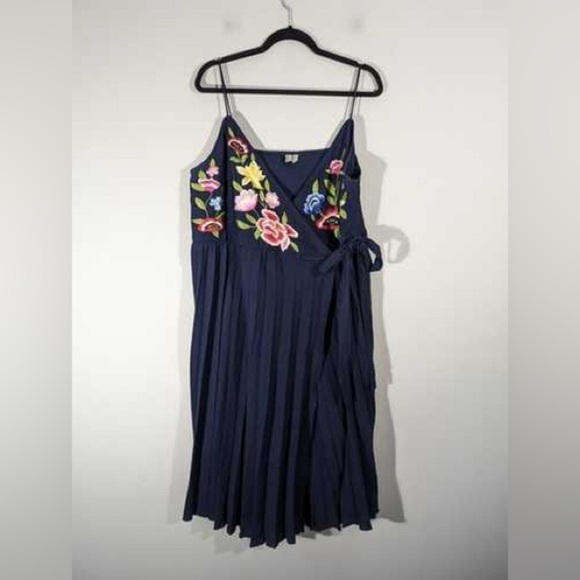 NWOT ASOS Navy Blue Floral Embroidered Pleated Wrap Dress Size 4P - Picture 4 of 13